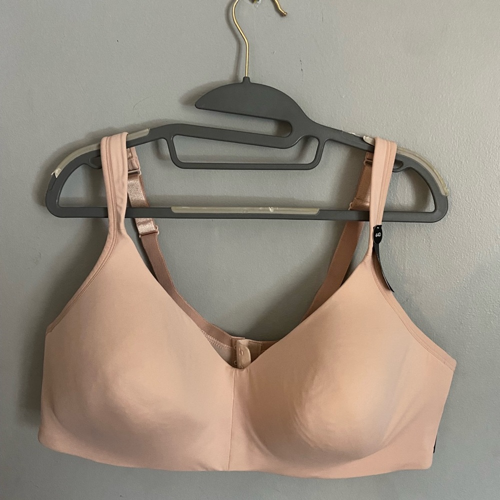 Voglio bra. New with tags. Wireless t-shirt bra. Size 44D.